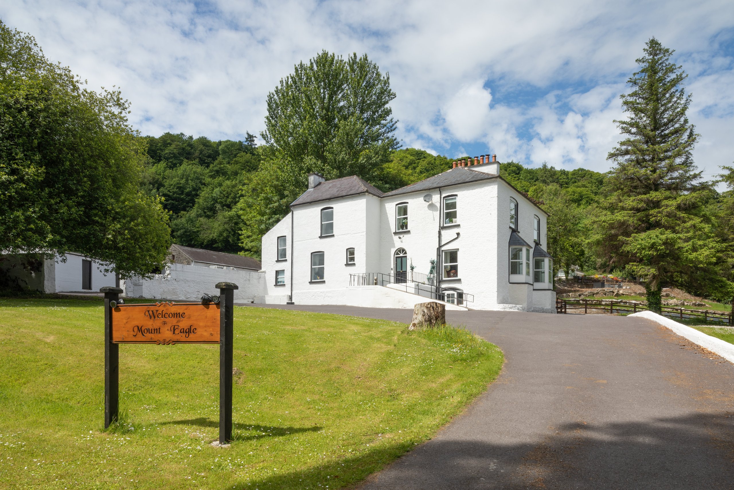 Luxury 8 Bedroom House – Private Bar, Hot Tub & Sauna