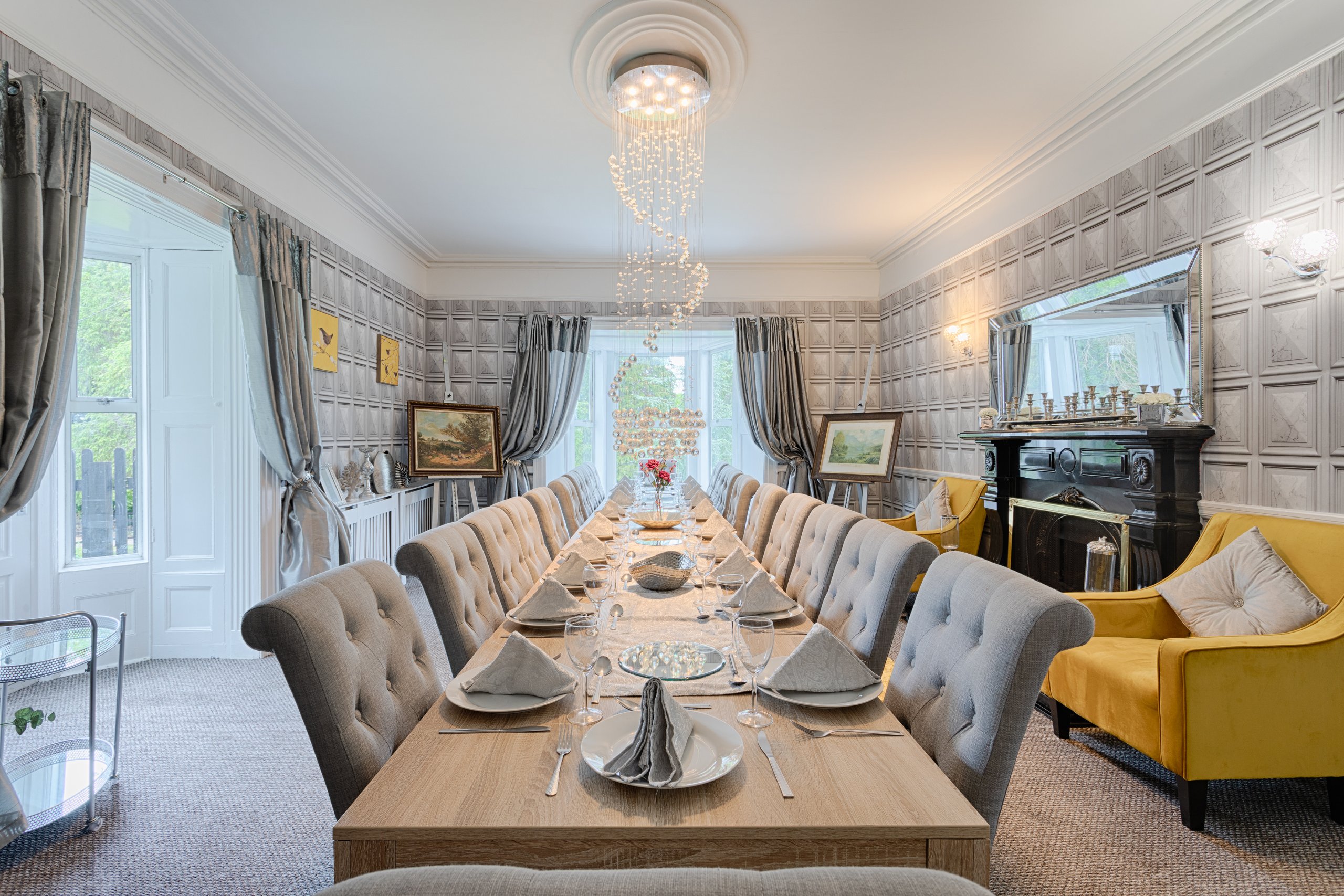 Luxury 8 Bedroom House – Private Bar, Hot Tub & Sauna