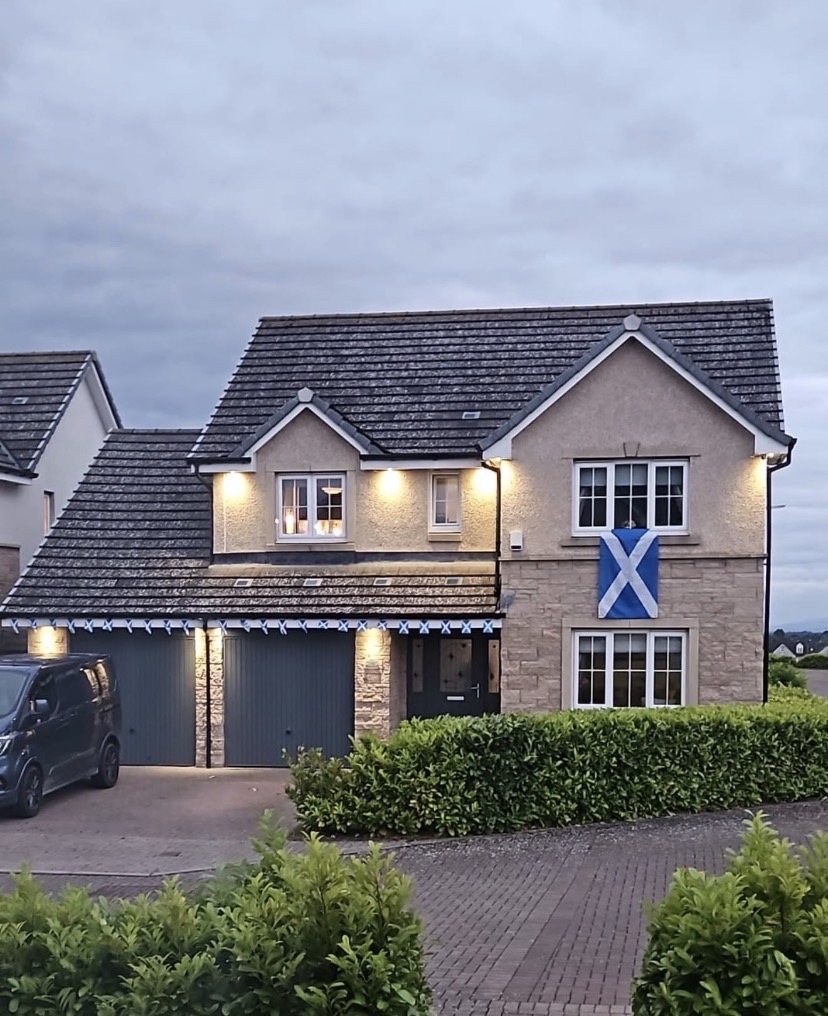 Stylish 4-Bedroom Dunfermline Home with Private Garden Bar & Games Lounge — photo 1