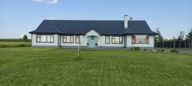 Spacious 4-Bed Home in Moyvane, 40 mins from Adare Manor